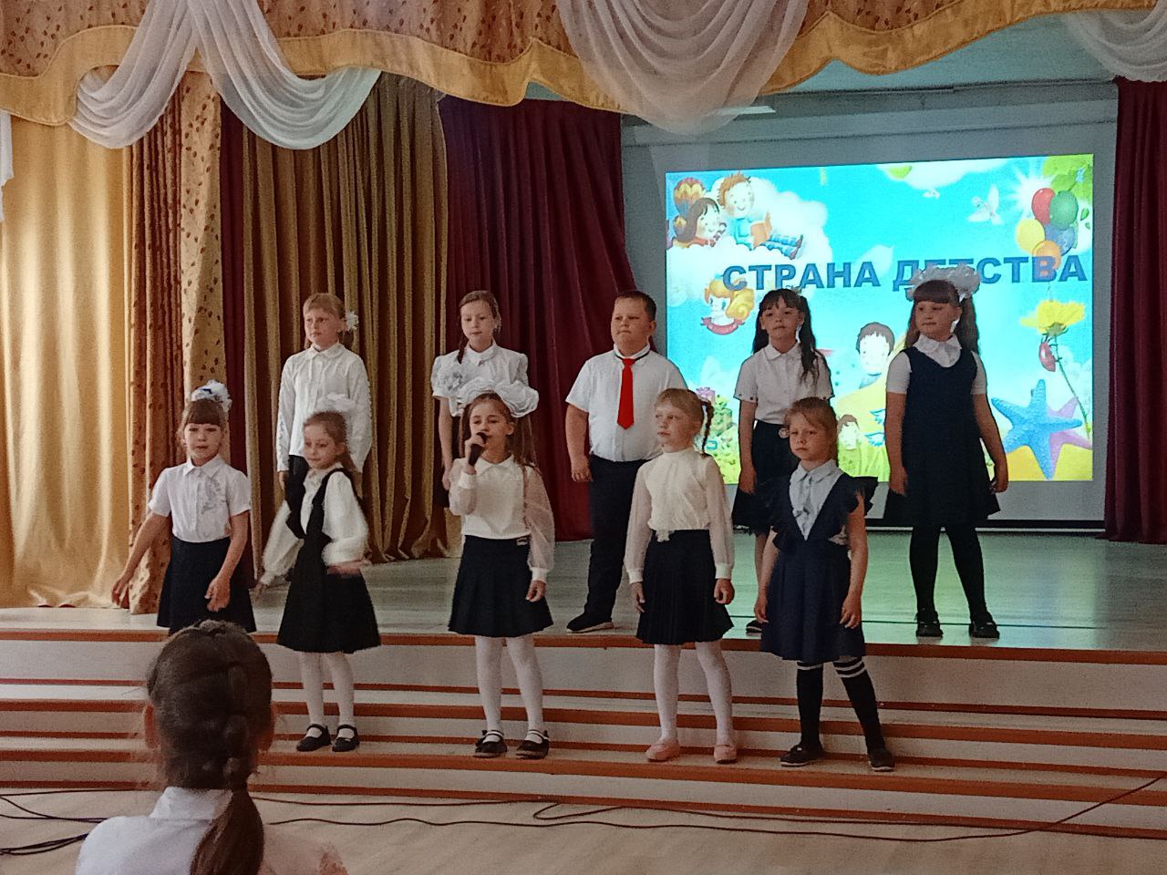 Отчётный концерт «Страна детства» для родителей начальной школы..